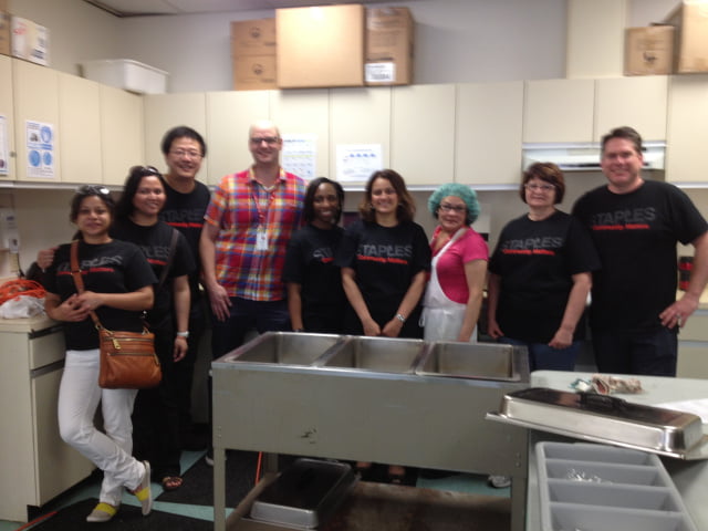 10-05-2013-staples-advantage-volunteers-at-breakfast